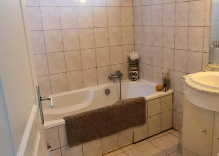 Sdb Privee, Parking, Wifi & Bureau Проживание в семье *