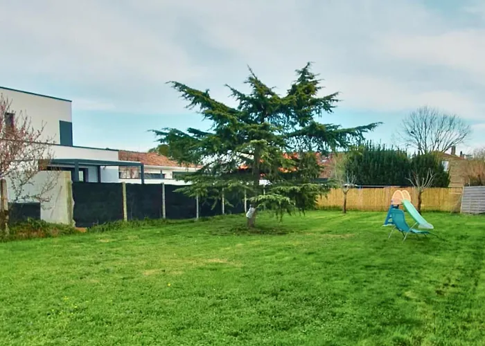 Проживание в семье Sdb Privee, Parking, Wifi & Bureau Labarthe-sur-Leze